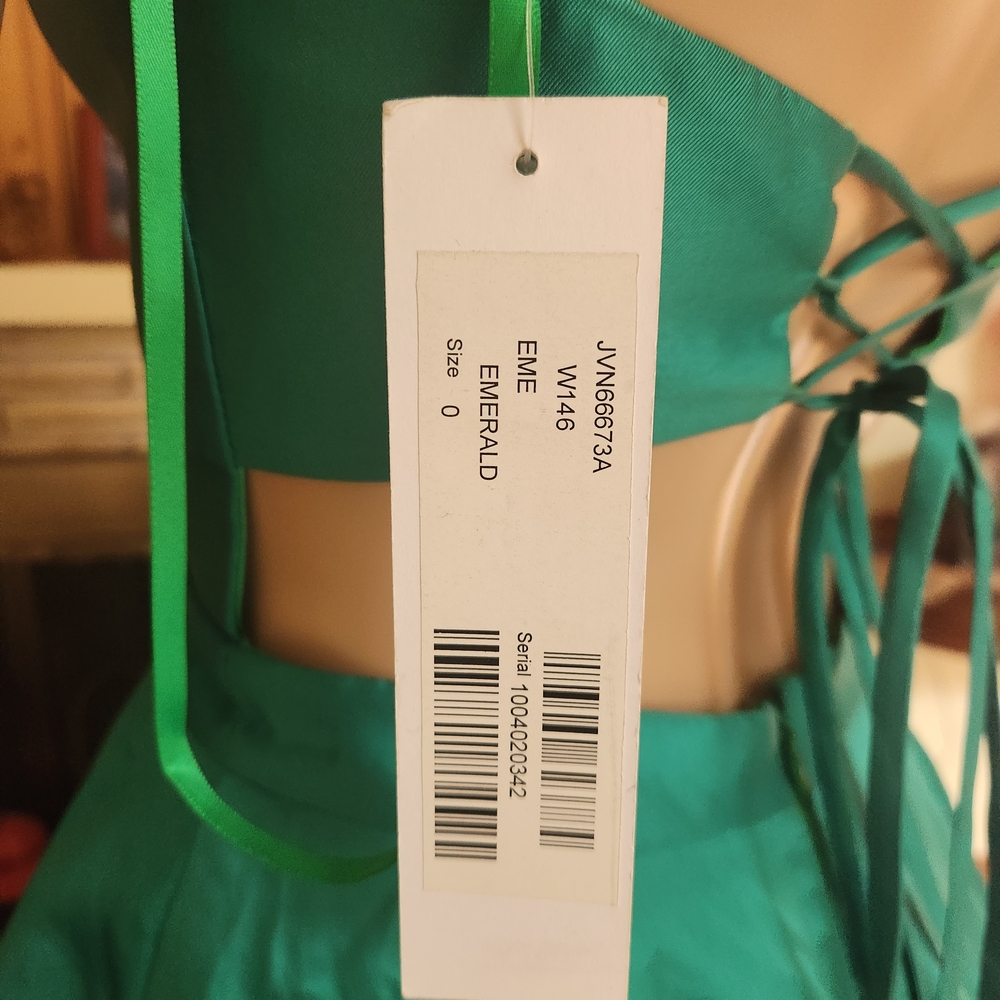 Stunning JVN by Jovani Emerald Satin Ball Gown – NWT - Picture 9 of 10